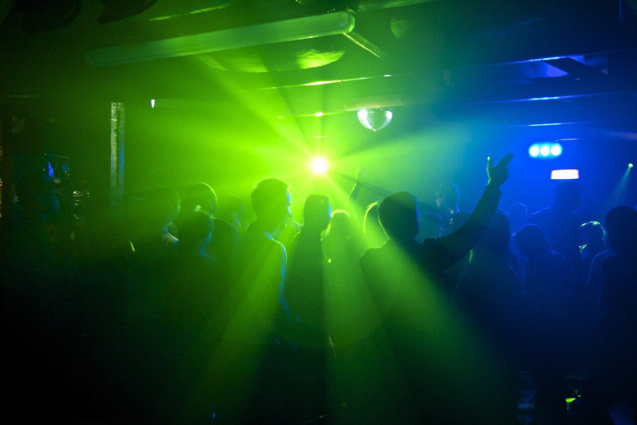 Assembramenti e balli (senza mascherina): discoteca chiusa a Torino
