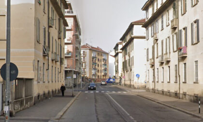 Uomo in bilico sulla ringhiera del balcone salvato da un poliziotto