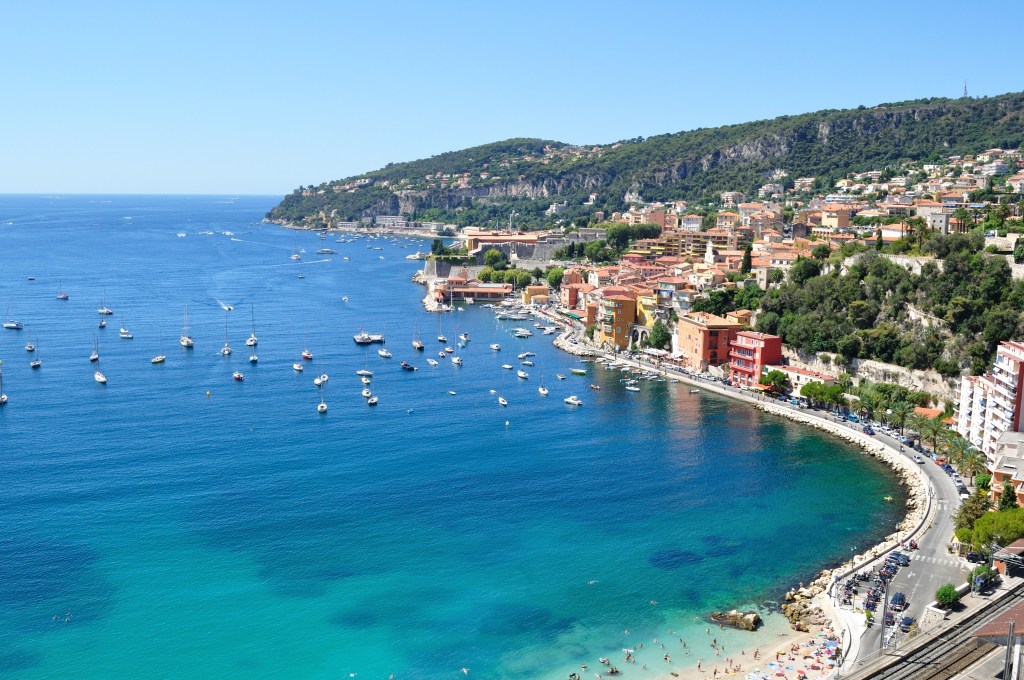 Pensionato muore per un malore sulla spiaggia