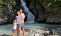 Il Ferragosto della Appendino alla cascata con marito e figlia