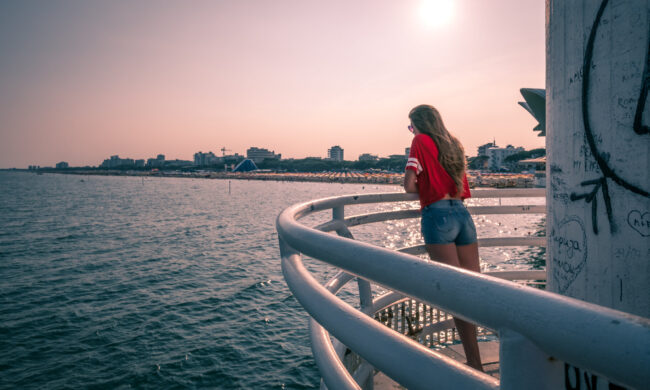 Si barricano per sfuggire alla furia del padre della ragazza che hanno appena violentato in casa: tra loro un piemontese