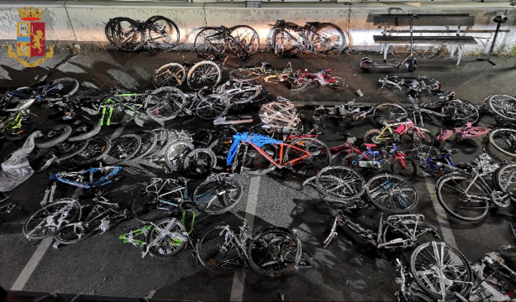 Sul furgone nasconde 37 biciclette: “Sono di amici e parenti”. Denunciato