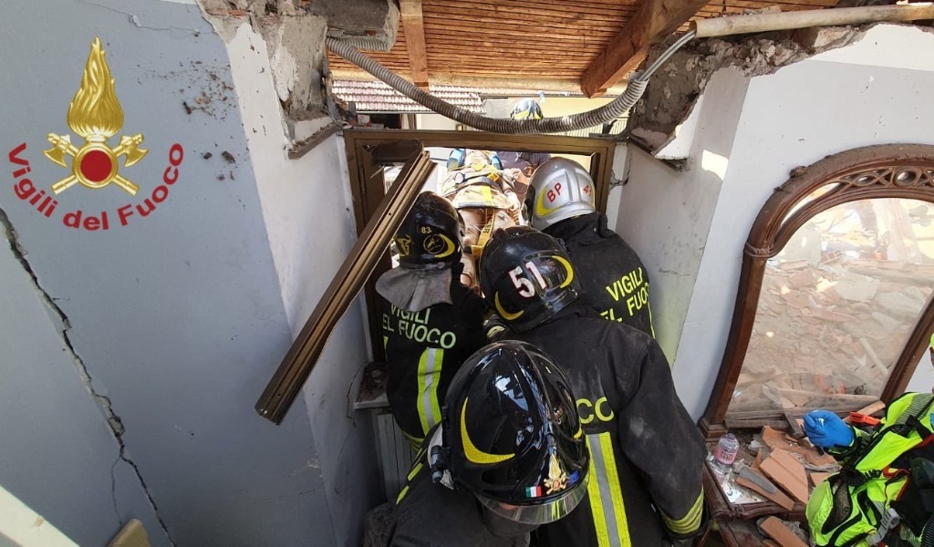 Crollo palazzina, si indaga per disastro e omicidio colposi: “C’era puzza di gas dal giorno prima”