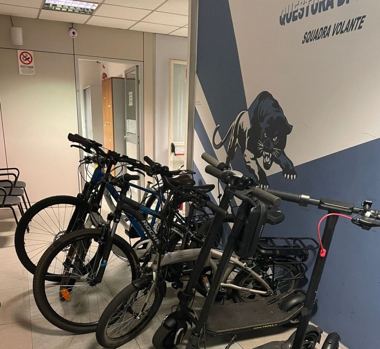 Scoperto un tesoretto fra bici, monopattini e accessori digitali rubati: 2 fermi