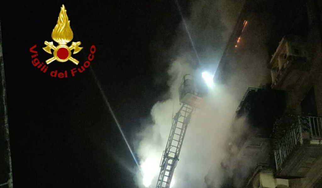 Incendio in un appartamento di via Giacosa: tre persone intossicate dal fumo