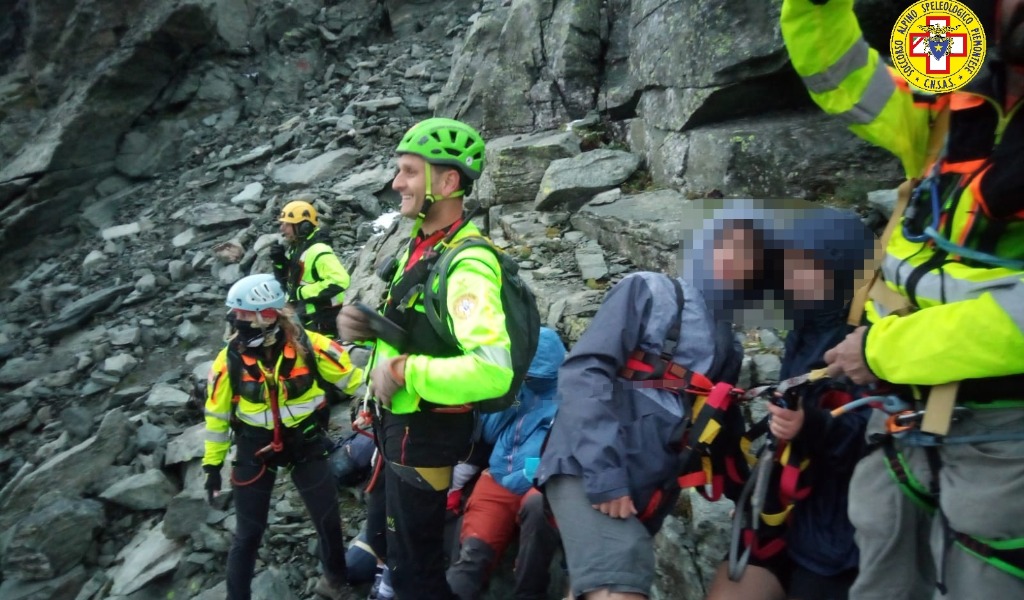 Le foto dei dodici scout sorpresi dal maltempo e bloccati in Valle Pellice: salvi