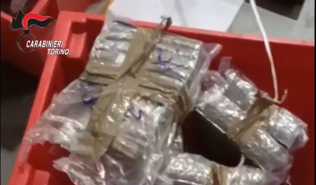 Nell’armadio da spedire ci sono 53 chili di droga: arrestato 54enne