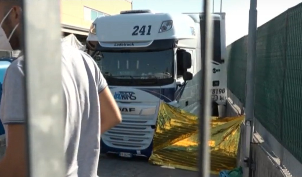 Incidente mortale sul lavoro: perde la vita schiacciato dal tir che stava scaricando