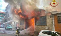 Incendio in un magazzino di materiale edile: fiamme in via Villafranca