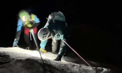 Alpinista sospeso nel vuoto in cordata, intervento notturno del Soccorso Alpino