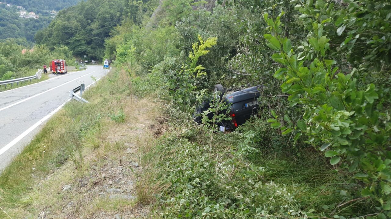 Auto esce di strada e finisce a ruote all’aria, due persone ferite