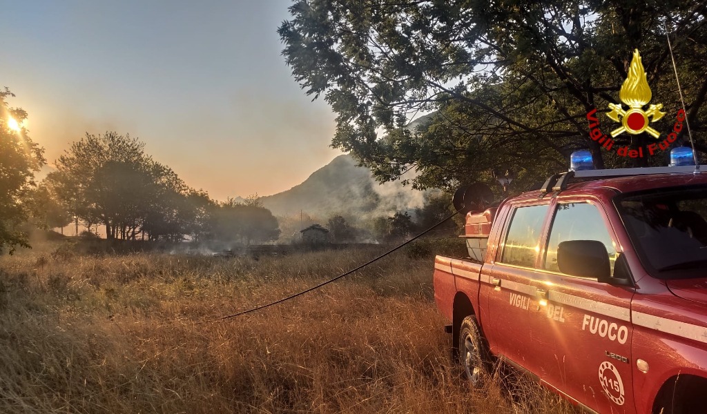 Le foto dell’incendio a San Giorgio di Susa, in fiamme mezzo ettaro di vegetazione