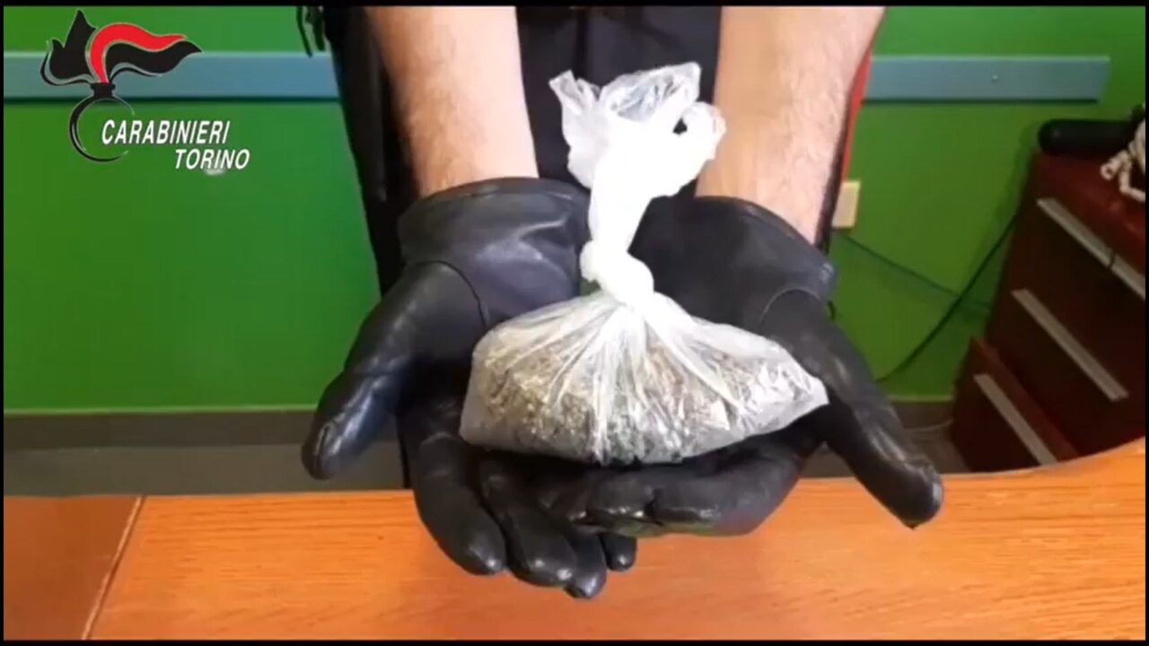 Arrestato pusher, in casa quasi un chilo tra hashish, cocaina e marijuana