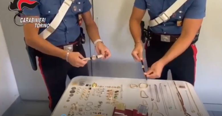 Ladro esce dalla casa appena svaligiata col bottino e trova i Carabinieri
