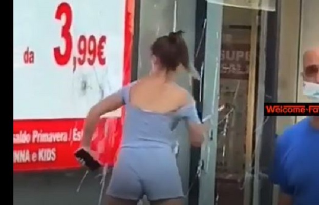 Ragazza di 20 anni spacca a martellate una vetrina in pieno giorno | VIDEO