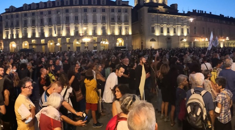 Piazza Castello gremita contro il Green pass | VIDEO