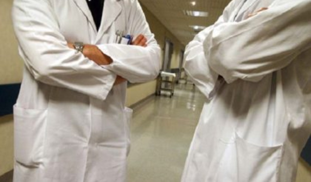 Medici No Vax, prime sospensioni a Torino: “Se non vogliono vaccinarsi cambino lavoro”