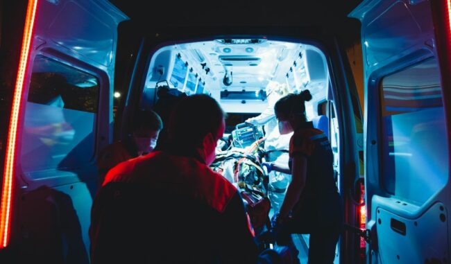 Incidente mortale all’alba, 58enne si schianta contro un albero e perde la vita