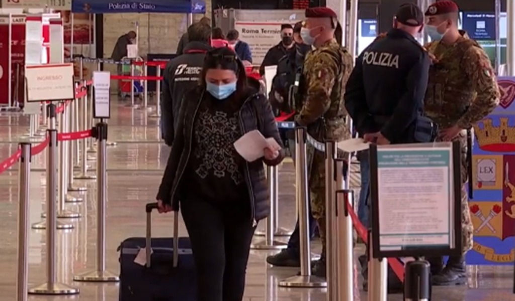 Meno di due giorni alla rivoluzione Green Pass: arriva l’obbligo anche per trasporti e personale scolastico