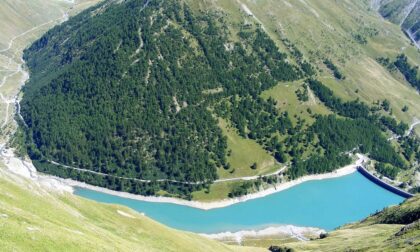 Migranti in fuga a piedi verso la Francia cadono in un lago artificiale in piena notte