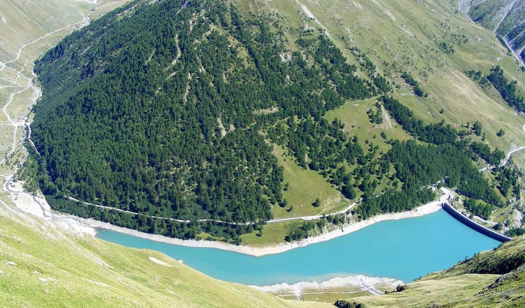 Migranti in fuga a piedi verso la Francia cadono in un lago artificiale in piena notte