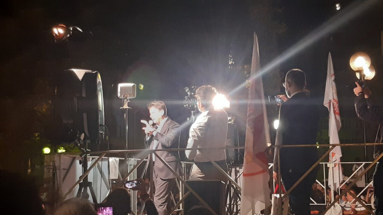 Conte in piazza Solferino a Torino: “No all’alleanza M5s-PD sotto la Mole”