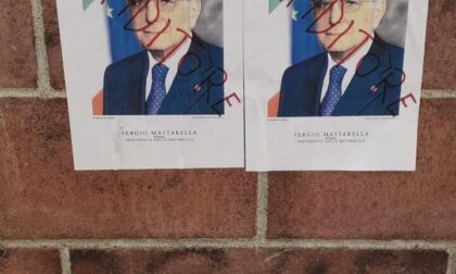 Imbrattati i manifesti di Mattarella, avviate le indagini per trovare i vandali