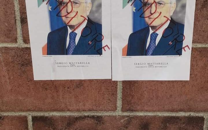 Imbrattati i manifesti di Mattarella, avviate le indagini per trovare i vandali