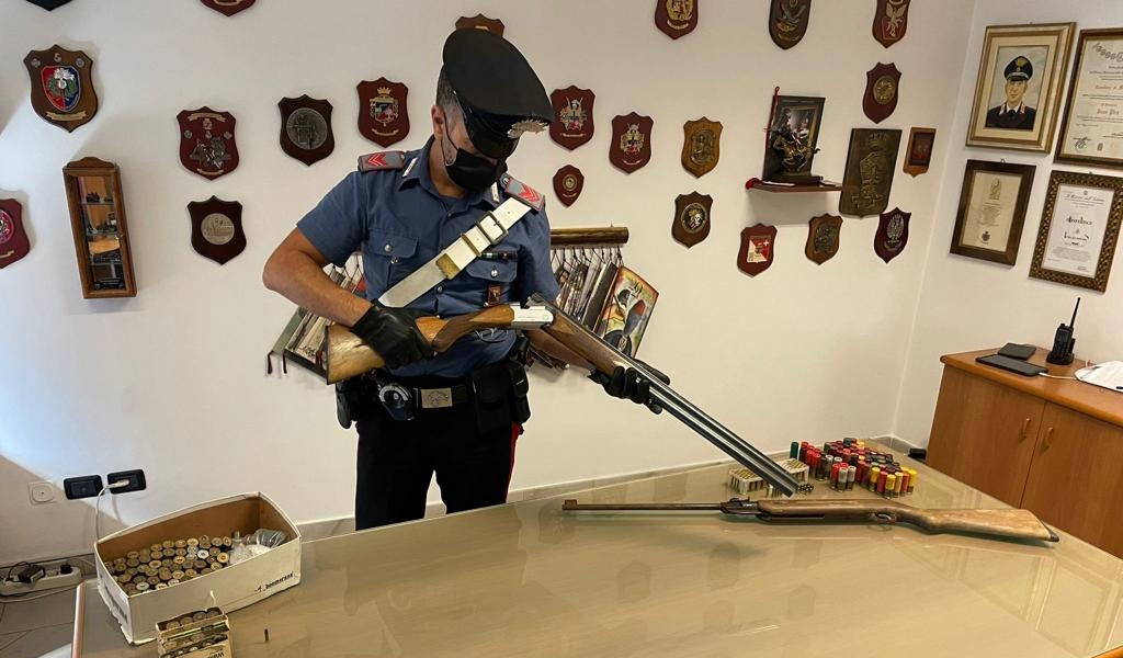Armi e munizioni illegali, sequestrati fucili e oltre 250 munizioni: due arresti