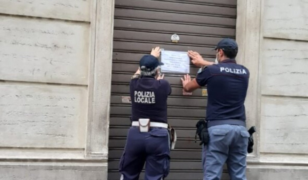 In cinque in 35 metri quadri (senza mascherina) a mangiare e guardare la tv: locale chiuso