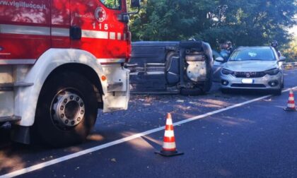 Schianto tra tre auto, una si ribalta sulla sede stradale