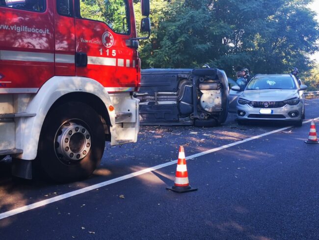 Schianto tra tre auto, una si ribalta sulla sede stradale