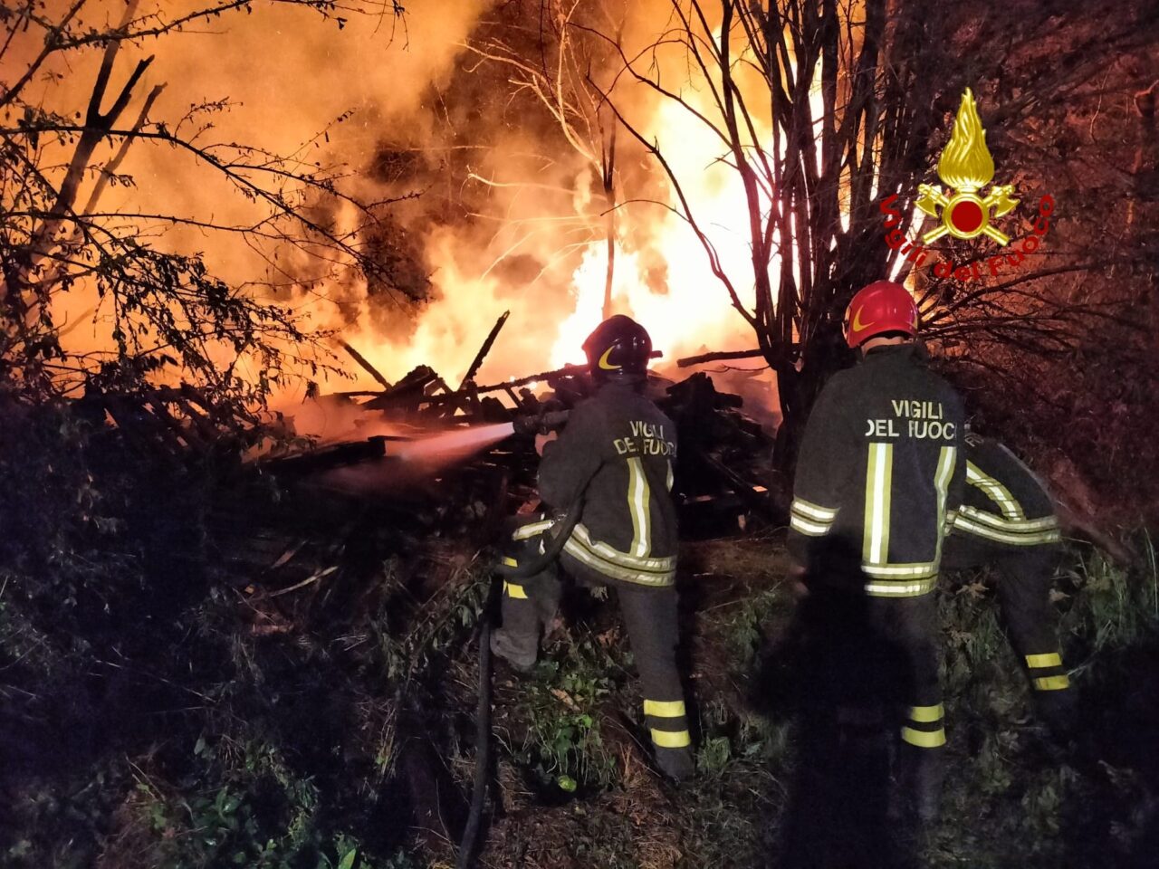 Incendio ad Avigliana: a fuoco una grande quantità di legname