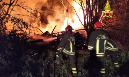 Incendio ad Avigliana: a fuoco una grande quantità di legname