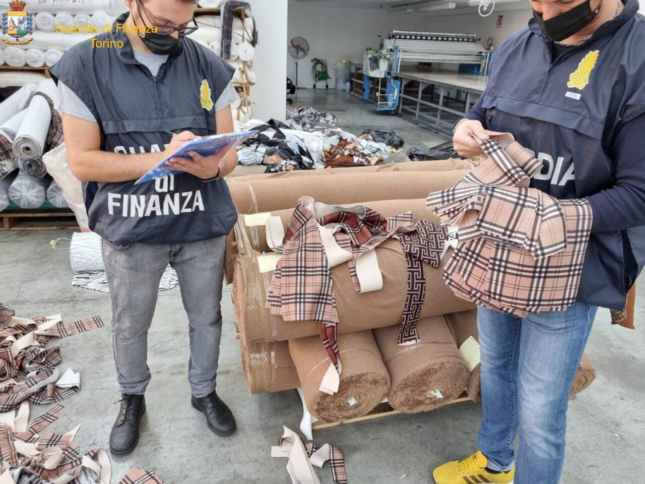 Scoperta stamperia clandestina del lusso: sequestrati oltre 200mila marchi contraffatti