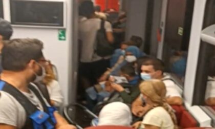 Pigiati sui treni, quali regole? Ad accendere la polemica un treno affollato tra Ivrea e Torino