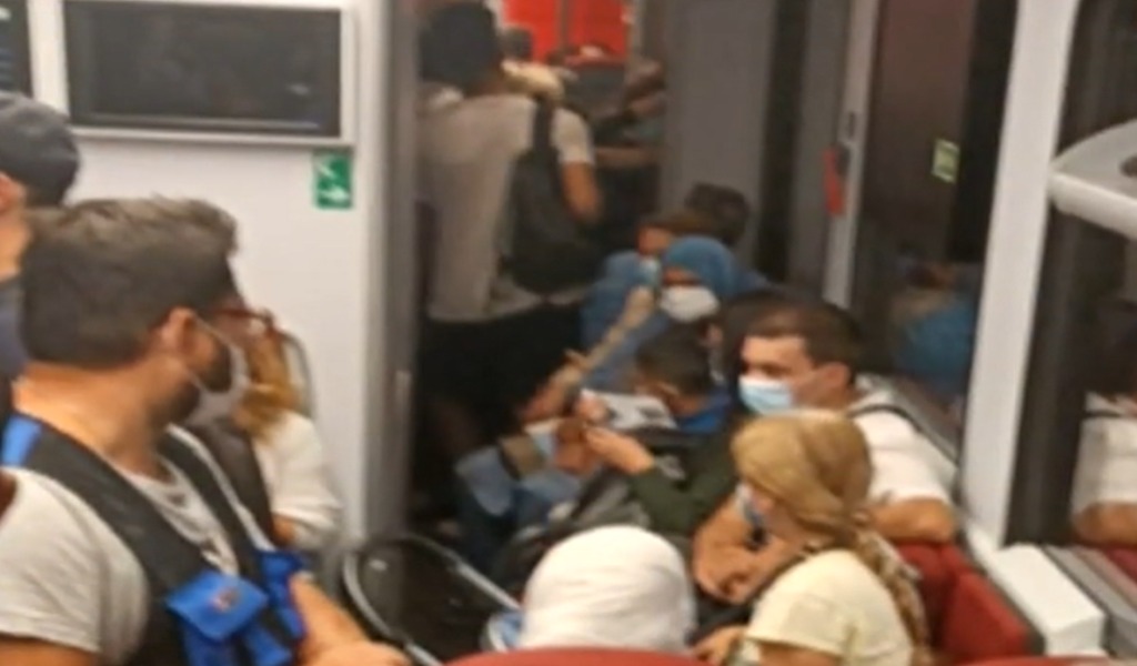 Pigiati sui treni, quali regole? Ad accendere la polemica un treno affollato tra Ivrea e Torino