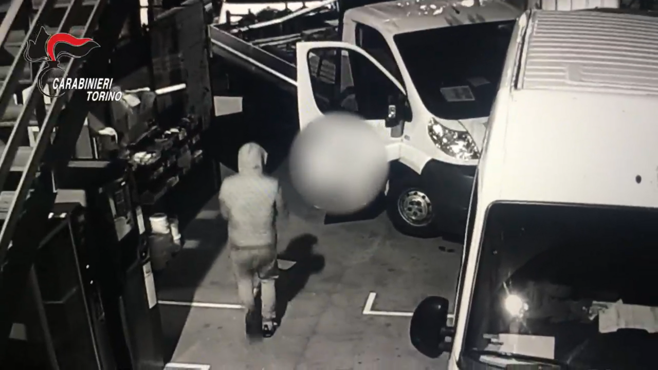 Sgominata banda dedita ai furti in aziende e sui tir in sosta: 15 custodie cautelari