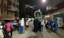 Coro da stadio alla processione per la Madonna: "Chi non salta non è di Maria eh, eh!"