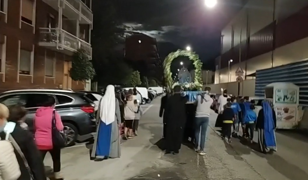 Coro da stadio alla processione per la Madonna: “Chi non salta non è di Maria eh, eh!”