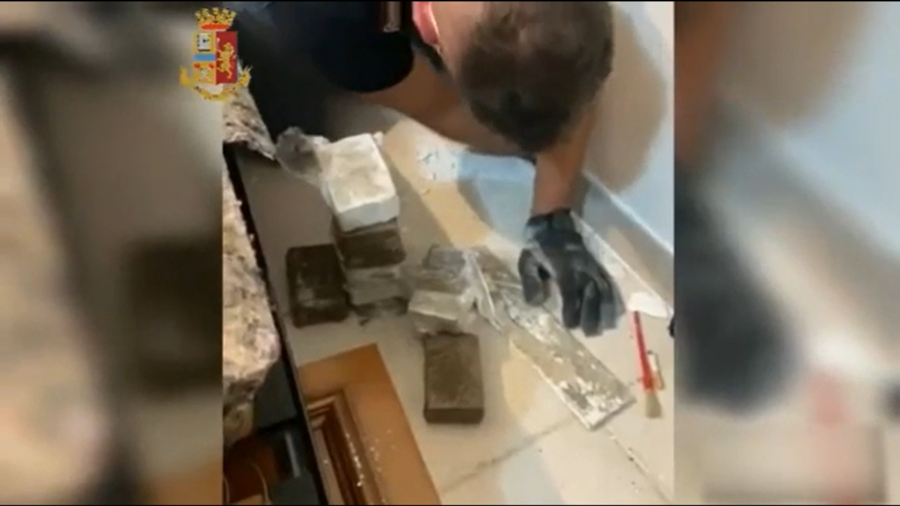 Nascosti nel muro oltre 7 chili di droga: arrestato narcotrafficante albanese