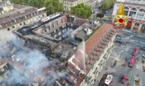 Le foto dell'incendio in piazza Carlo Felice: "Fase critica terminata, le fiamme sono state bloccate"