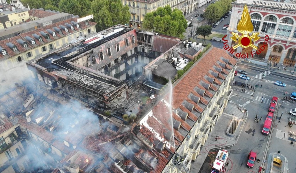 Le foto dell’incendio in piazza Carlo Felice: “Fase critica terminata, le fiamme sono state bloccate”