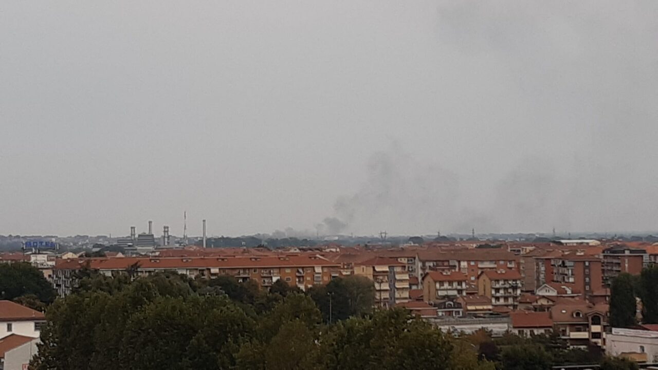 A fuoco macchinario di una ditta nei pressi della tangenziale sud