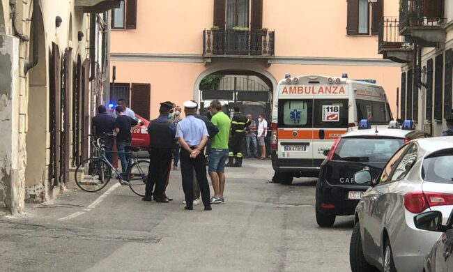 Donna sotto sfratto si barrica in casa e minaccia di far saltare tutto