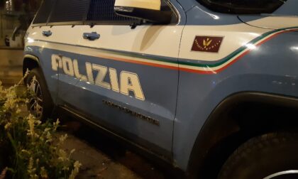 Barriera di Milano, uomo occulta sotto un'auto il bottino di un furto e tenta di scappare: arrestato