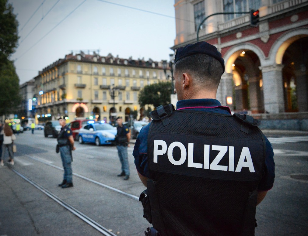 Ferito gravemente a colpi di pistola in strada, fermato l’aggressore: è un 23enne
