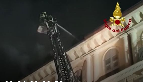 Incendio del palazzo in Piazza Carlo Felice: una notte di lavoro