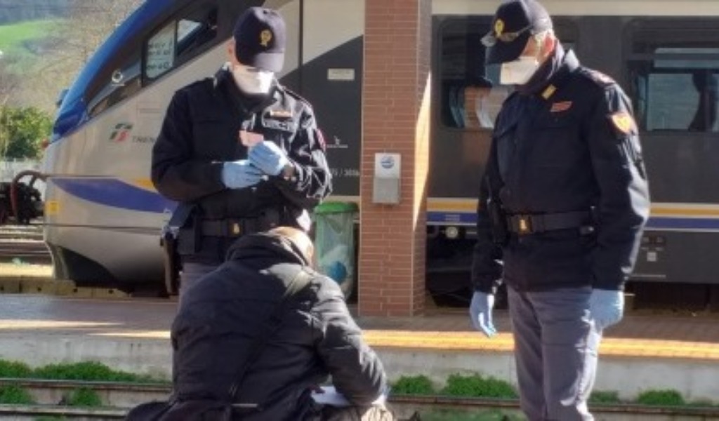 735 persone controllate, 85 bagagli ispezionati e 30 stazioni presenziate: è questo il bilancio dell’operazione “Stazioni Sicure”