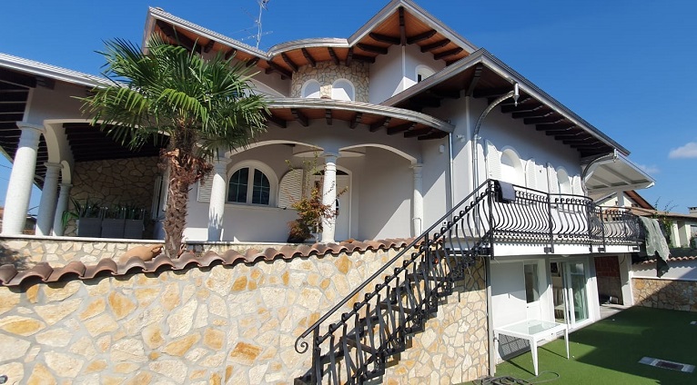 Famiglia rom con patrimonio (illecito) milionario: sequestrate tre mega-ville e terreni
